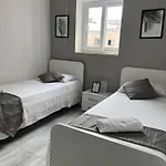 F3 Room 3, Private Room Two Single Beds Shared Bathroom