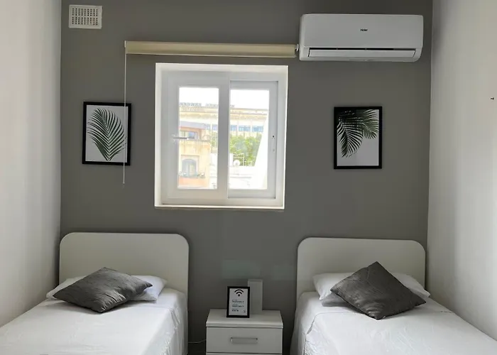 F3 Room 3, Private Room Two Single Beds Shared Bathroom