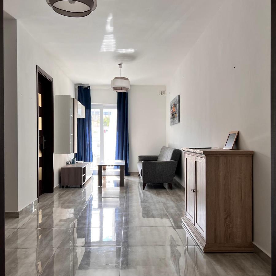 F3 3, Private Two Single Beds Shared Bathroom *