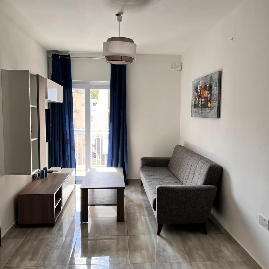 F3 3, Private Two Single Beds Shared Bathroom