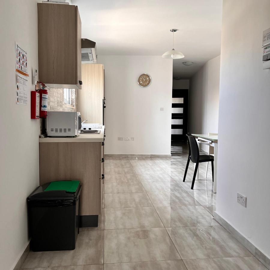 F3 3, Private Two Single Beds Shared Bathroom * Msida