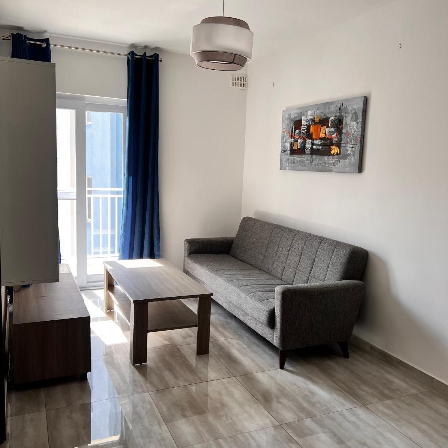 F3 3, Private Two Single Beds Shared Bathroom Homestay Msida