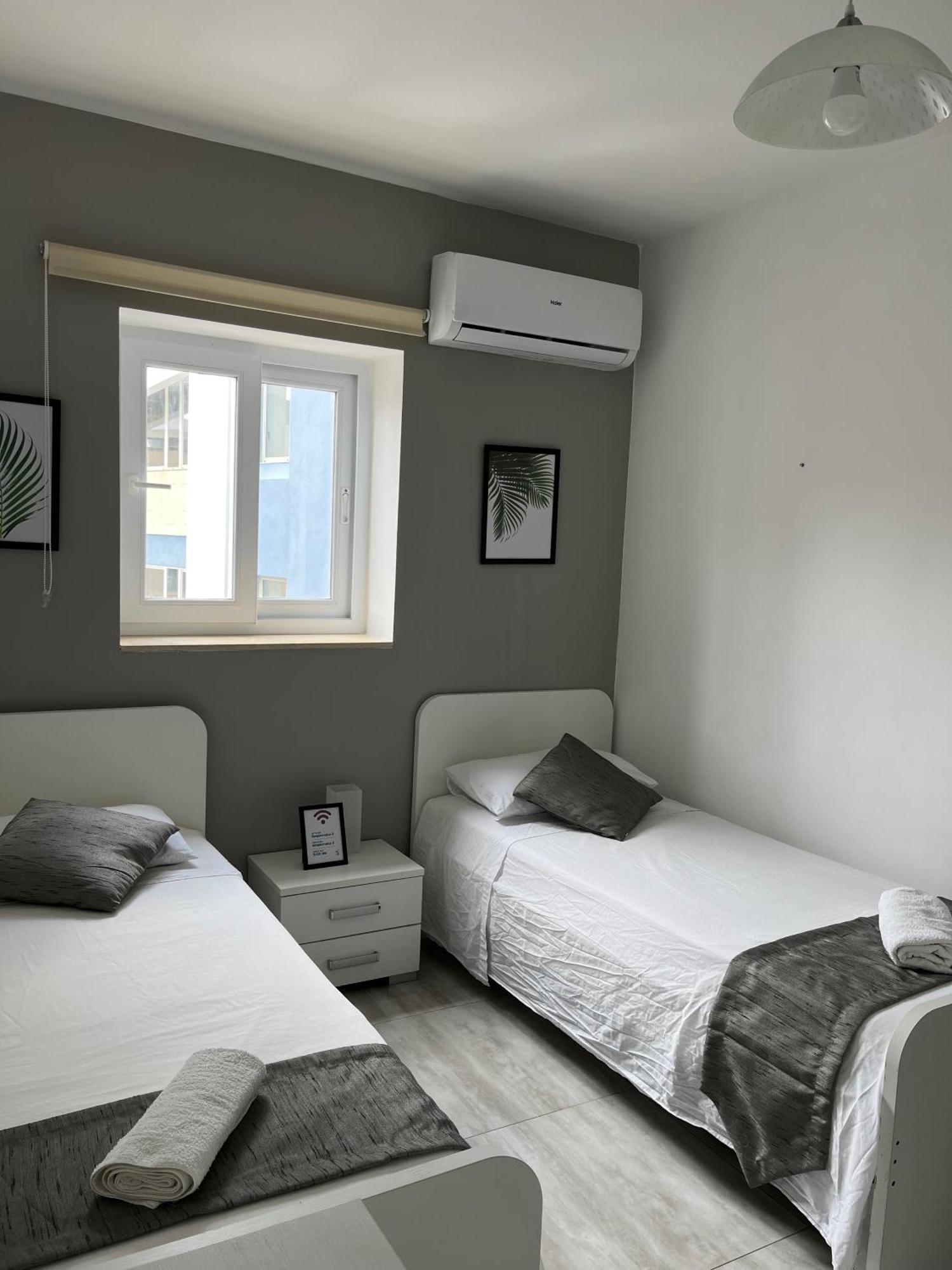 F3 3, Private Two Single Beds Shared Bathroom * Msida